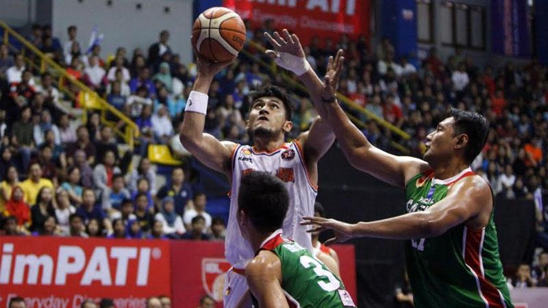 Pebasket Tri Hartanto (tengah) saat masih memperkuat Pelita Jaya di IBL 2016 lalu.